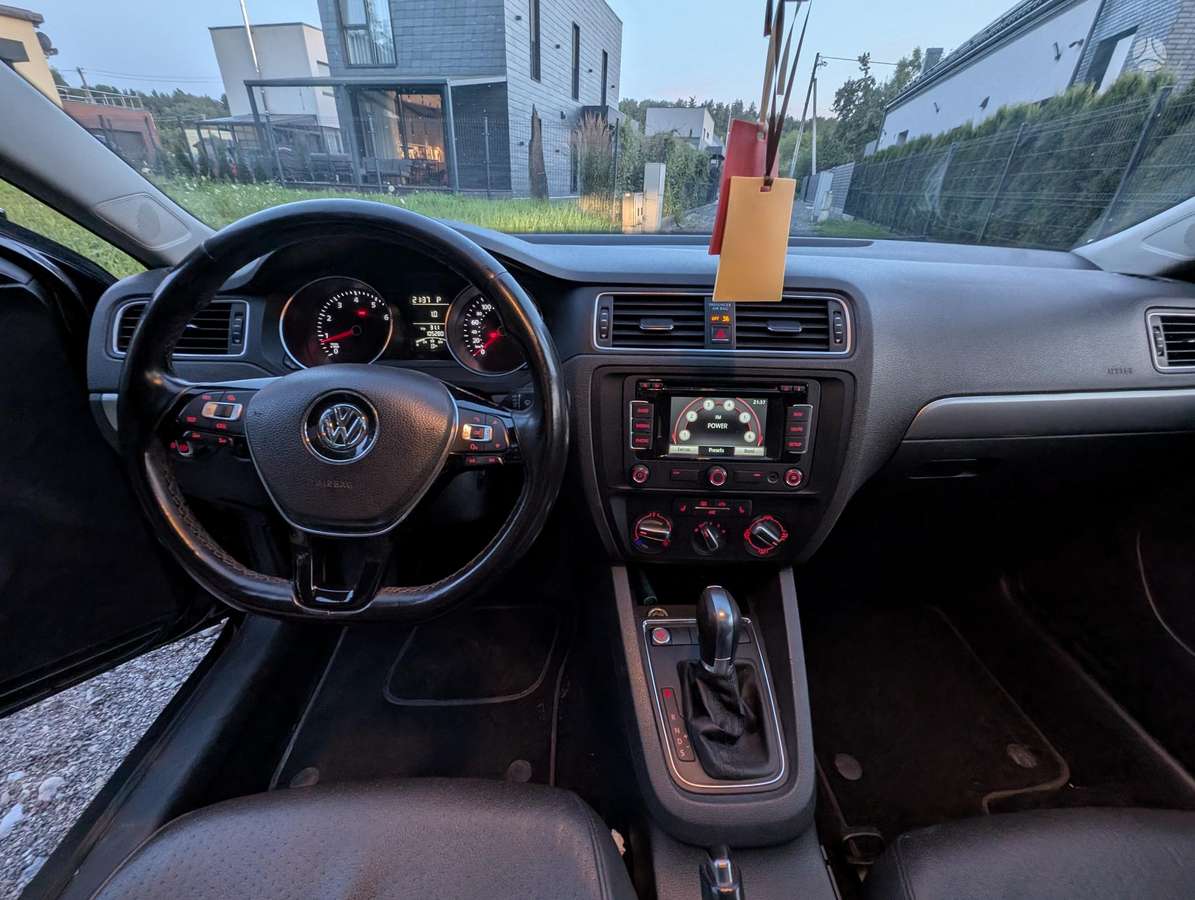 Volkswagen Jetta - 4
