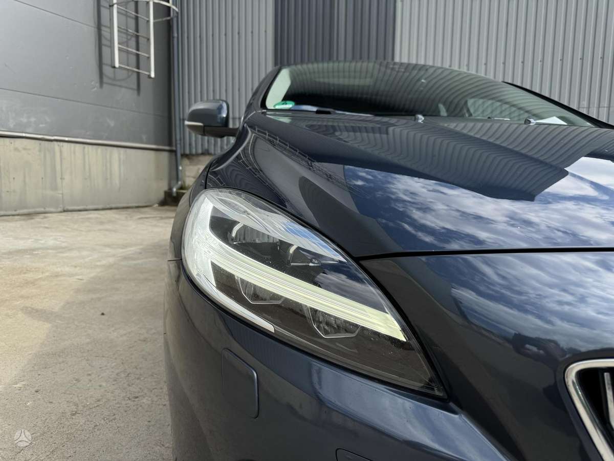 Volvo V40, 2.0 l., hatchback
