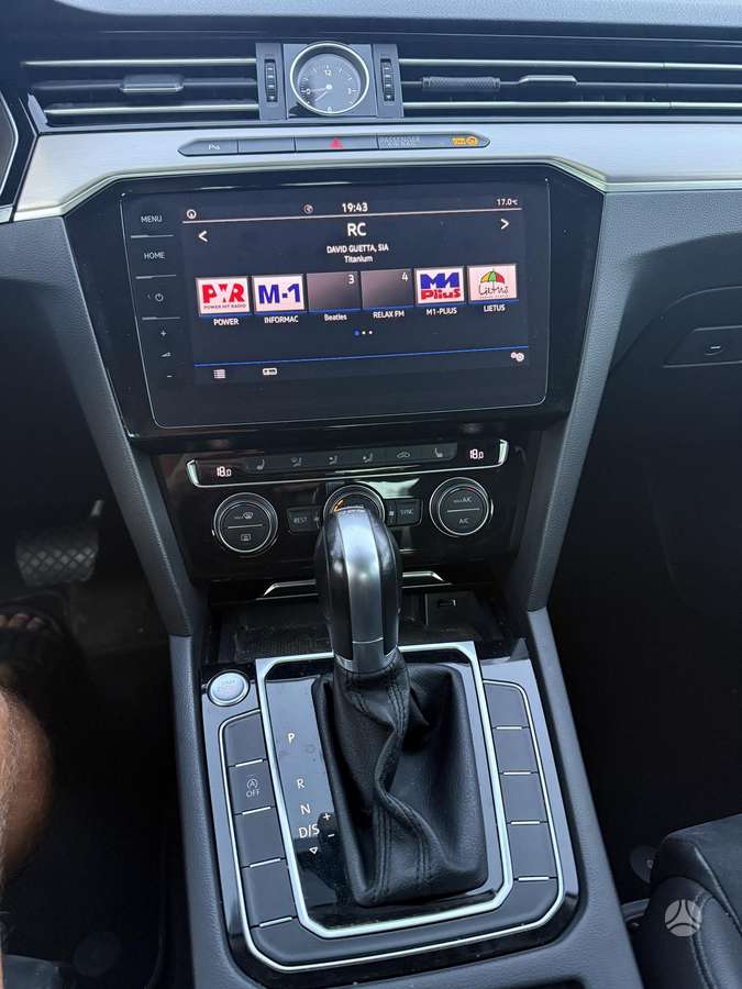Volkswagen Passat - 11