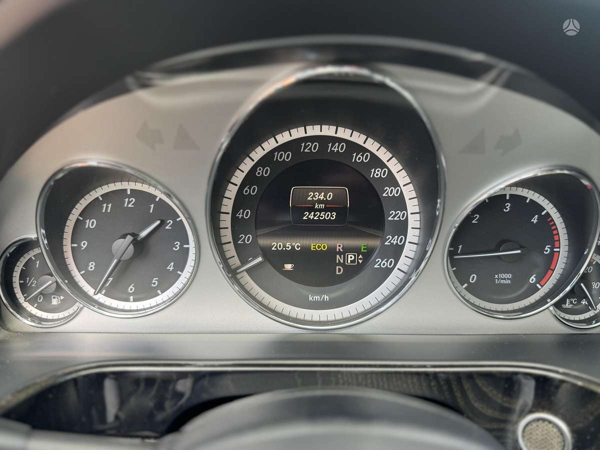 Mercedes-Benz E200, 2.2 l., Седан
