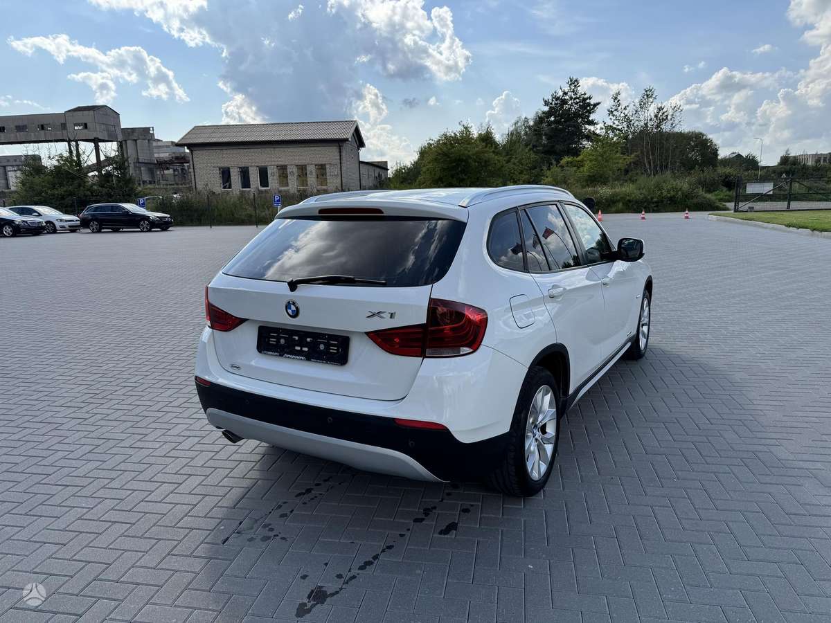 BMW X1, 2.0 l., off-road / crossover