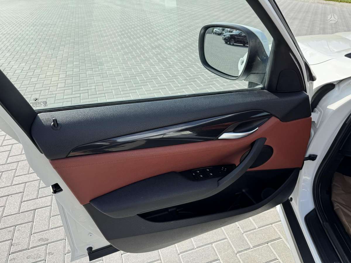 BMW X1, 2.0 l., off-road / crossover