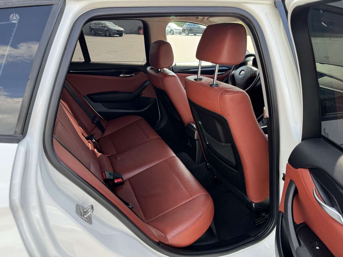 BMW X1, 2.0 l., off-road / crossover