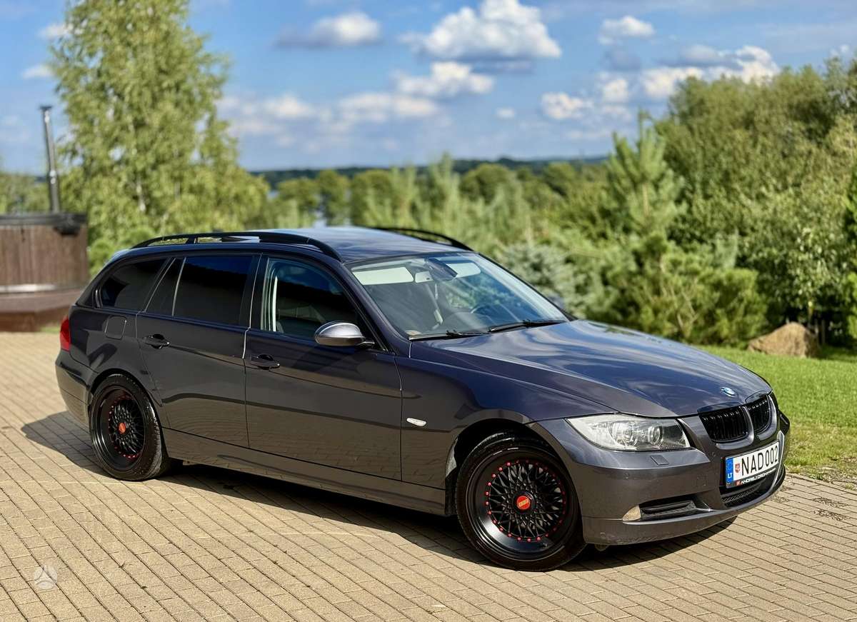 BMW 320, universalas