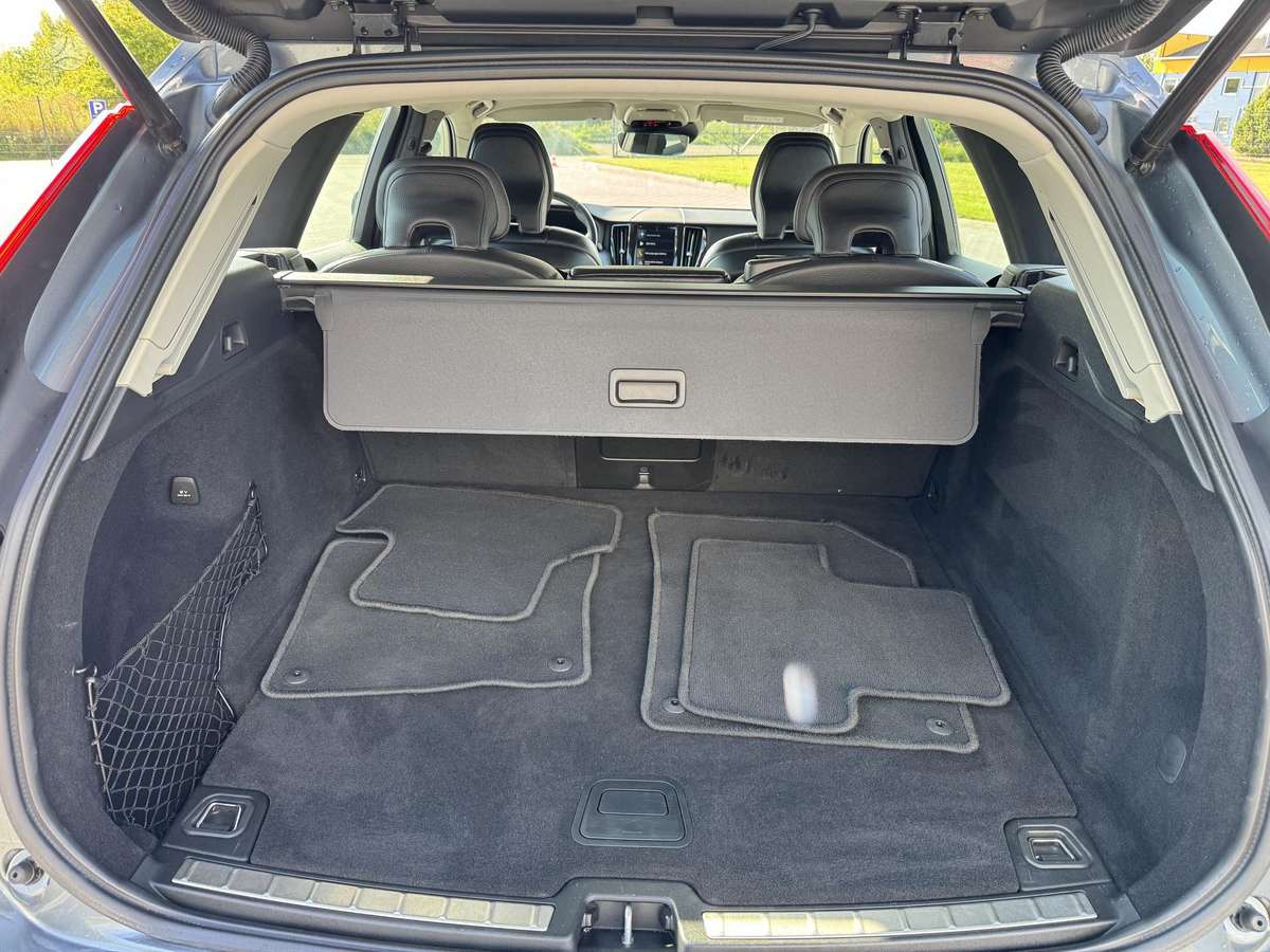 Volvo XC60, 2.0 l., off-road / crossover