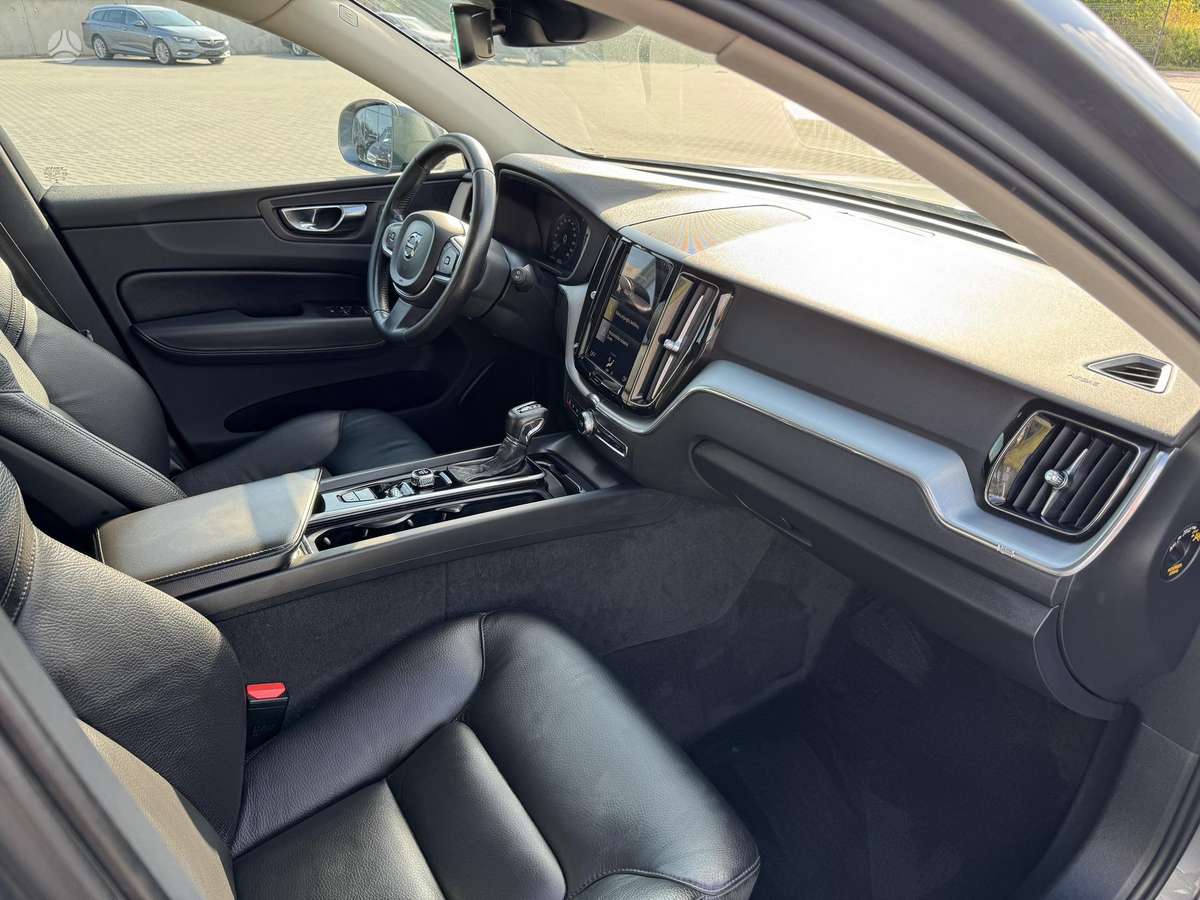 Volvo XC60, 2.0 l., off-road / crossover