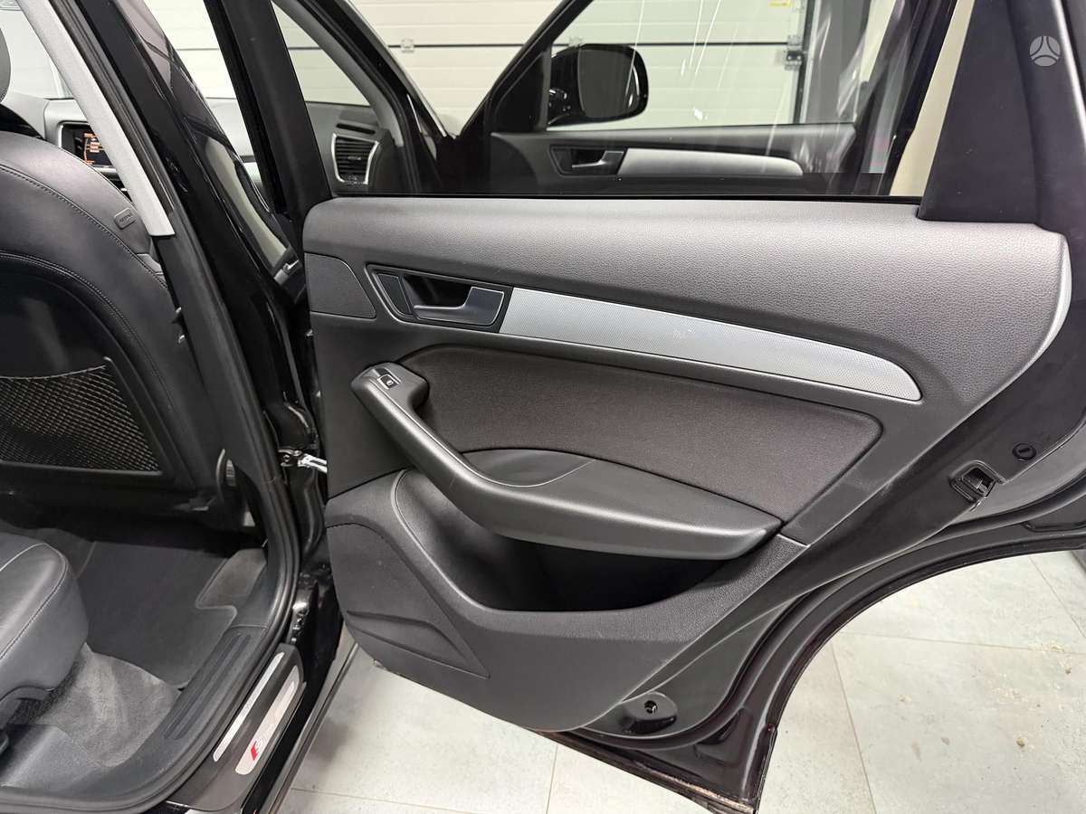 Audi Q5, 2.0 l., off-road / crossover