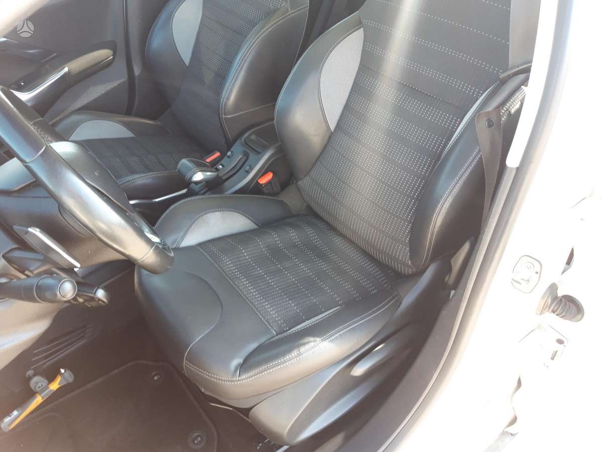 Peugeot 2008, 1.2 l., mpv / minivan