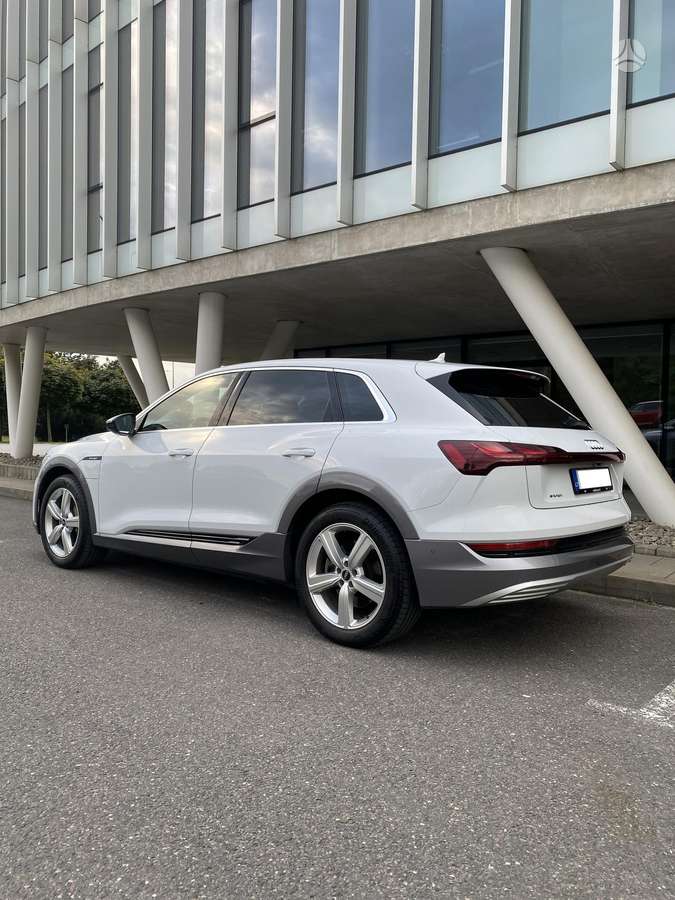 Audi e-tron, 71 kWh, off-road / crossover