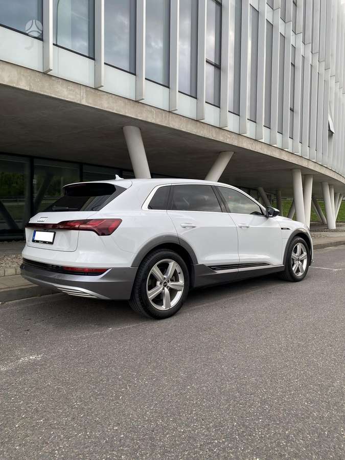 Audi e-tron, 71 kWh, off-road / crossover