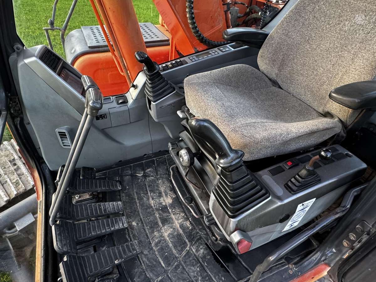 Doosan DX140LC, excavator