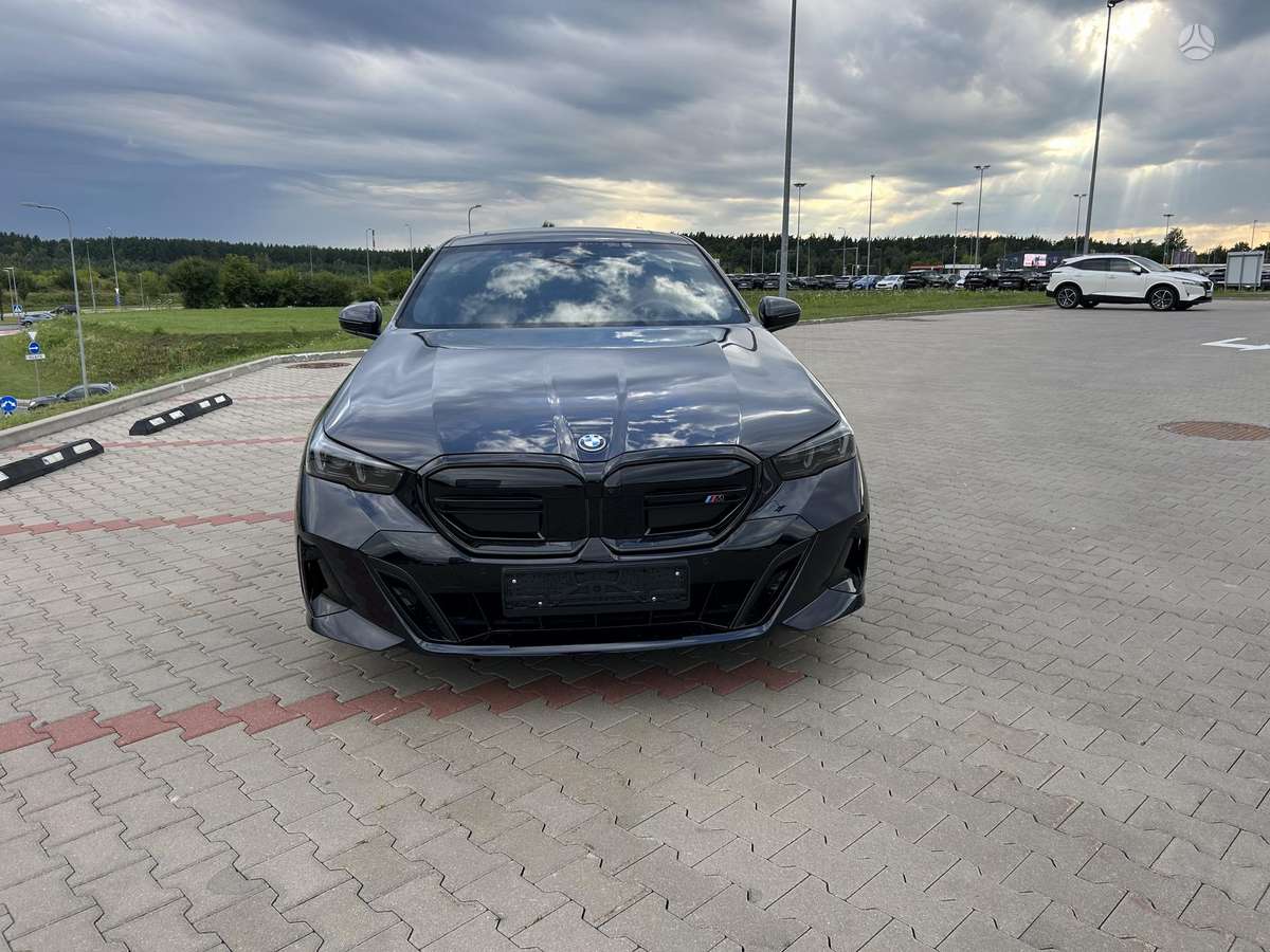 BMW i5, sedanas