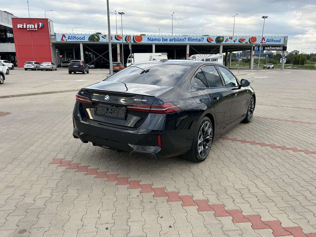 BMW i5, Седан