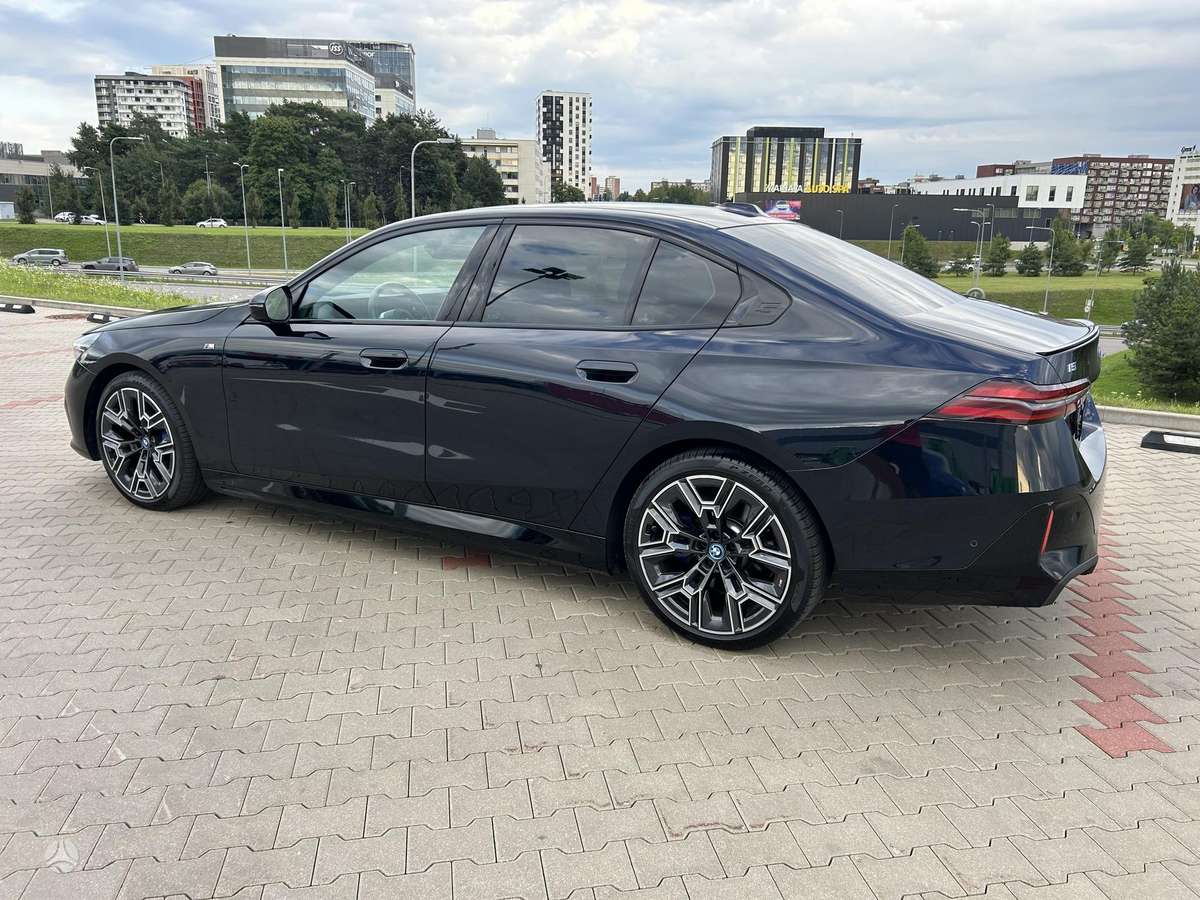 BMW i5, Седан