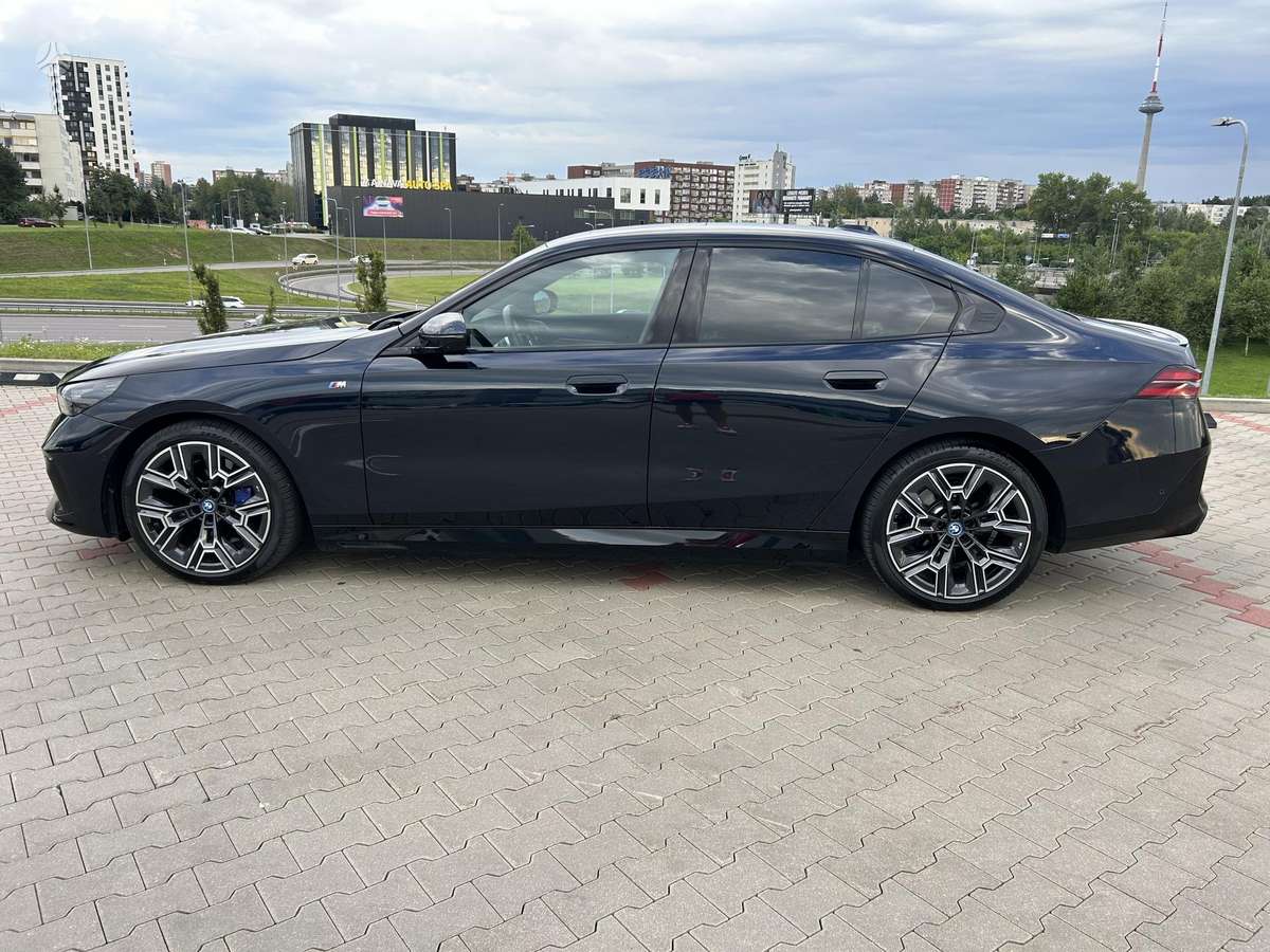 BMW i5, Седан