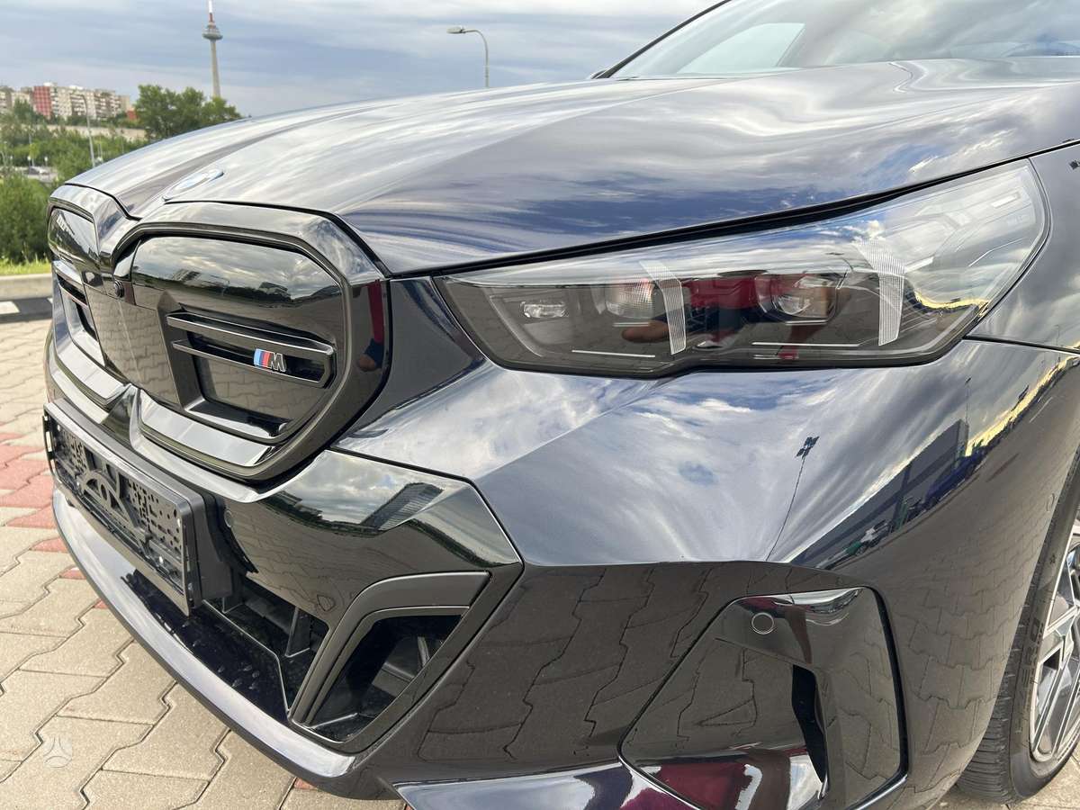 BMW i5, Седан
