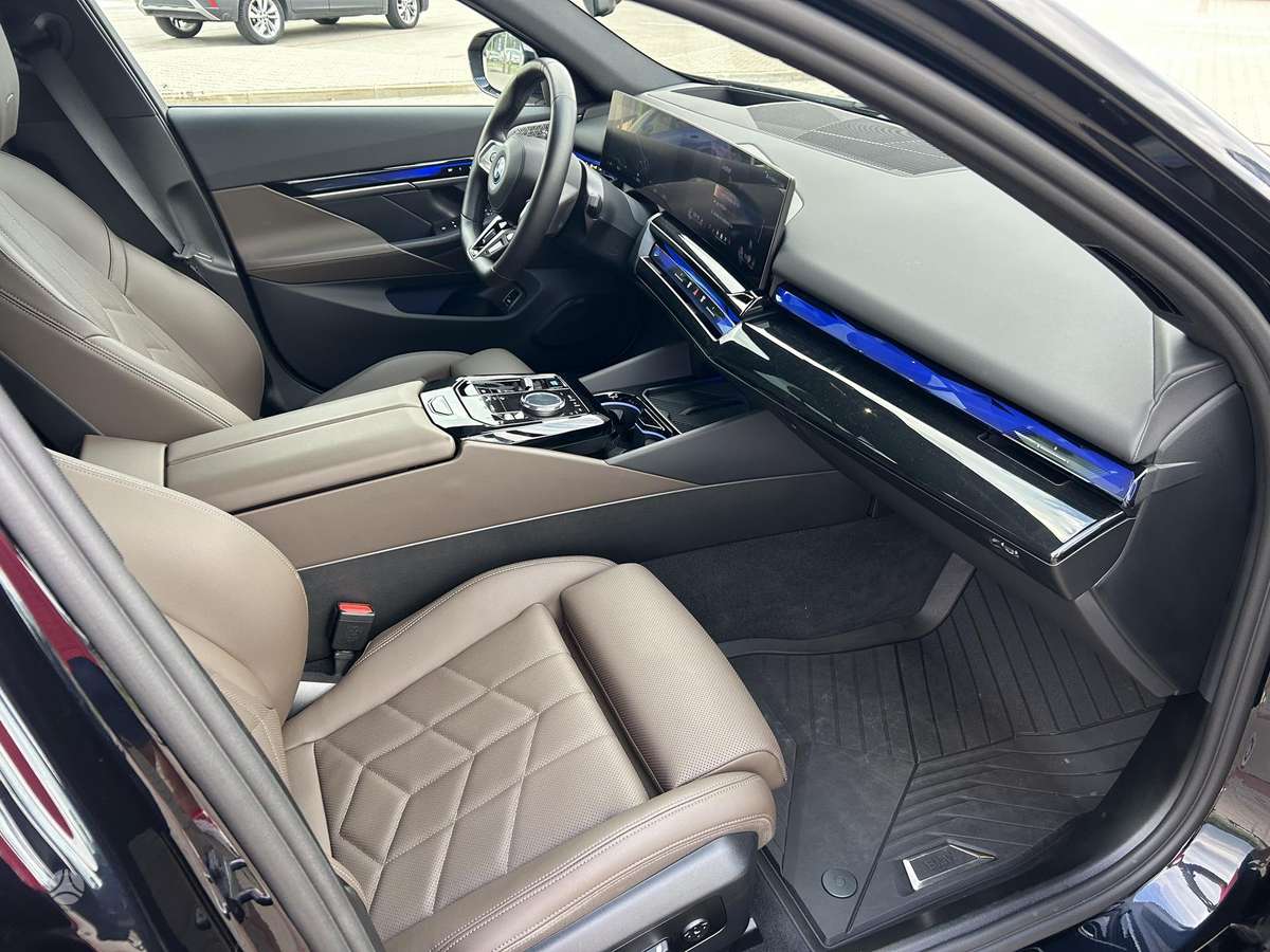 BMW i5, Седан