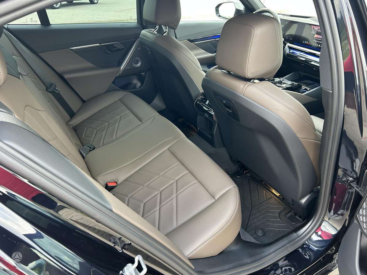 BMW i5, Седан
