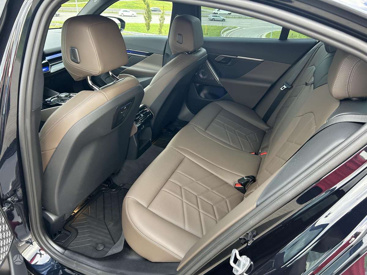 BMW i5, sedanas