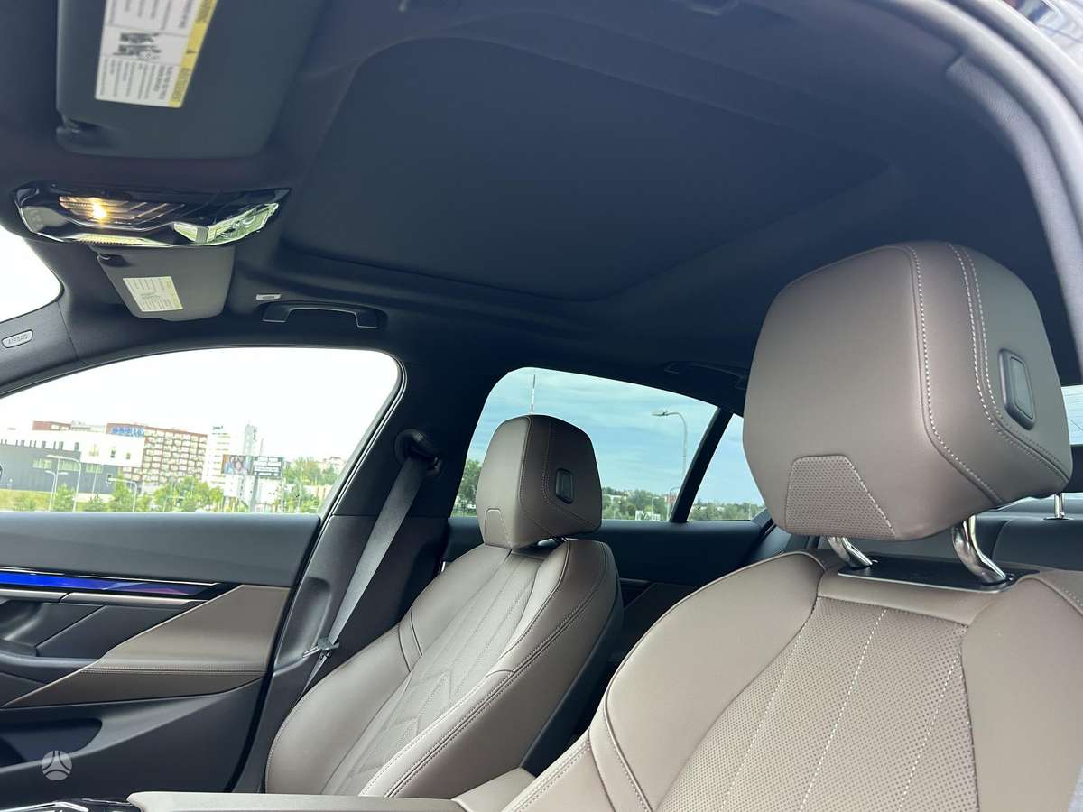 BMW i5, Седан