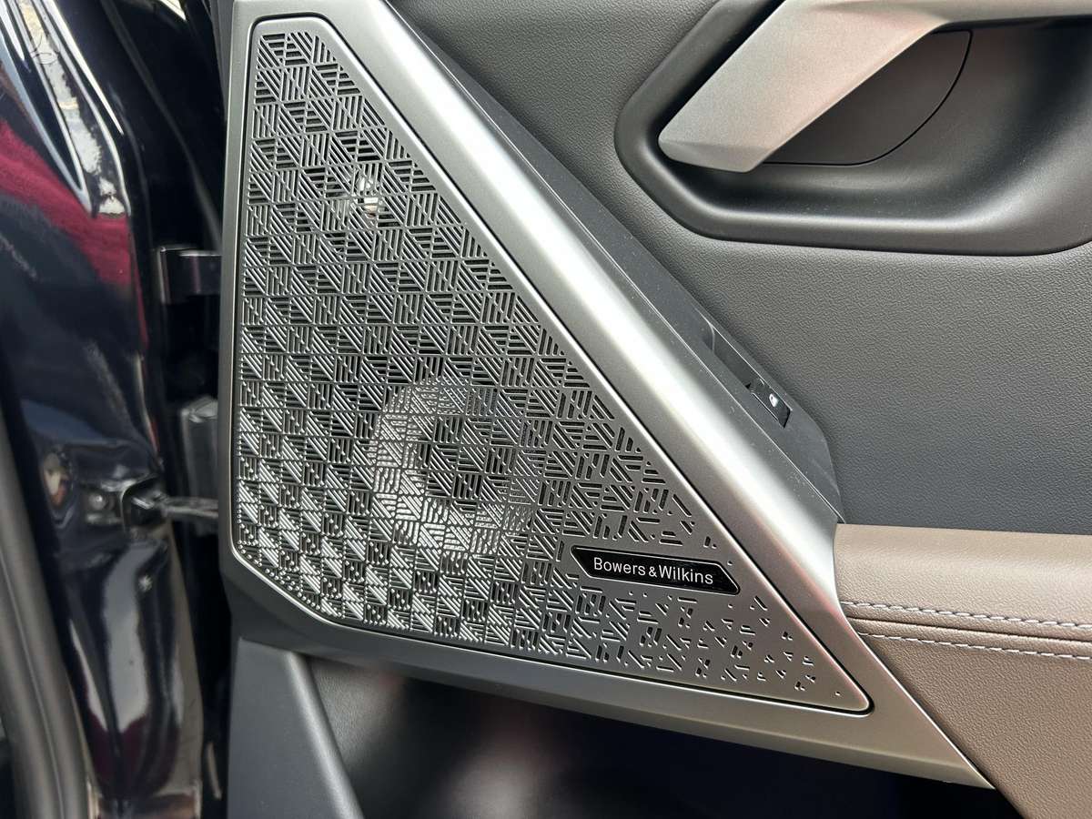BMW i5, Седан