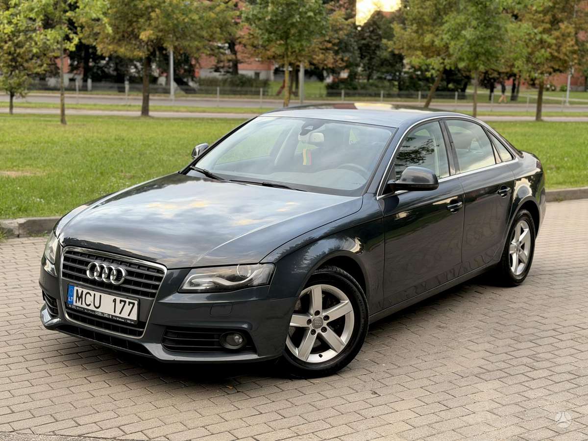 Audi A4, Седан