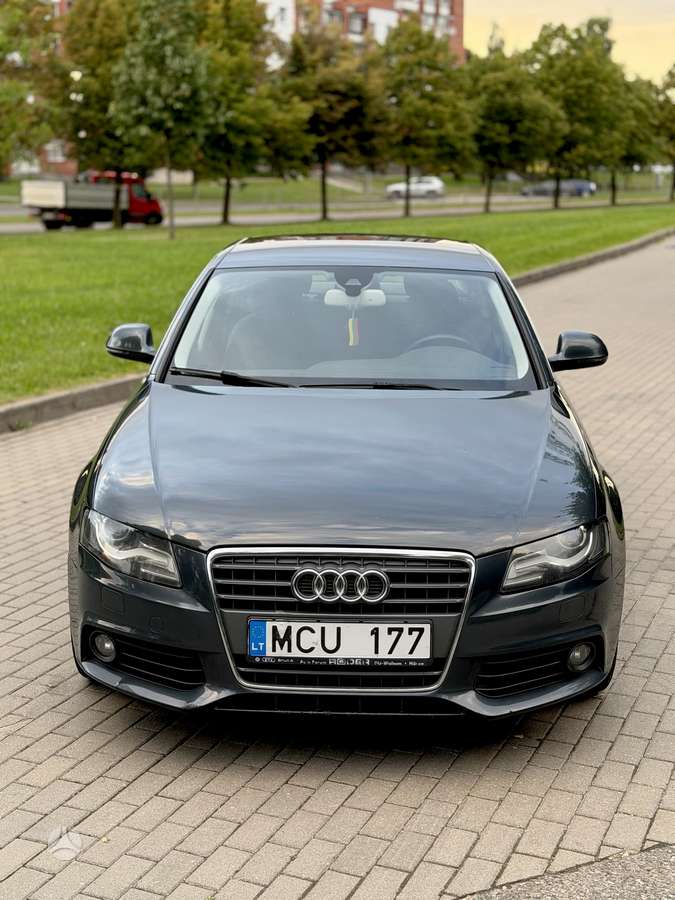 Audi A4, Седан