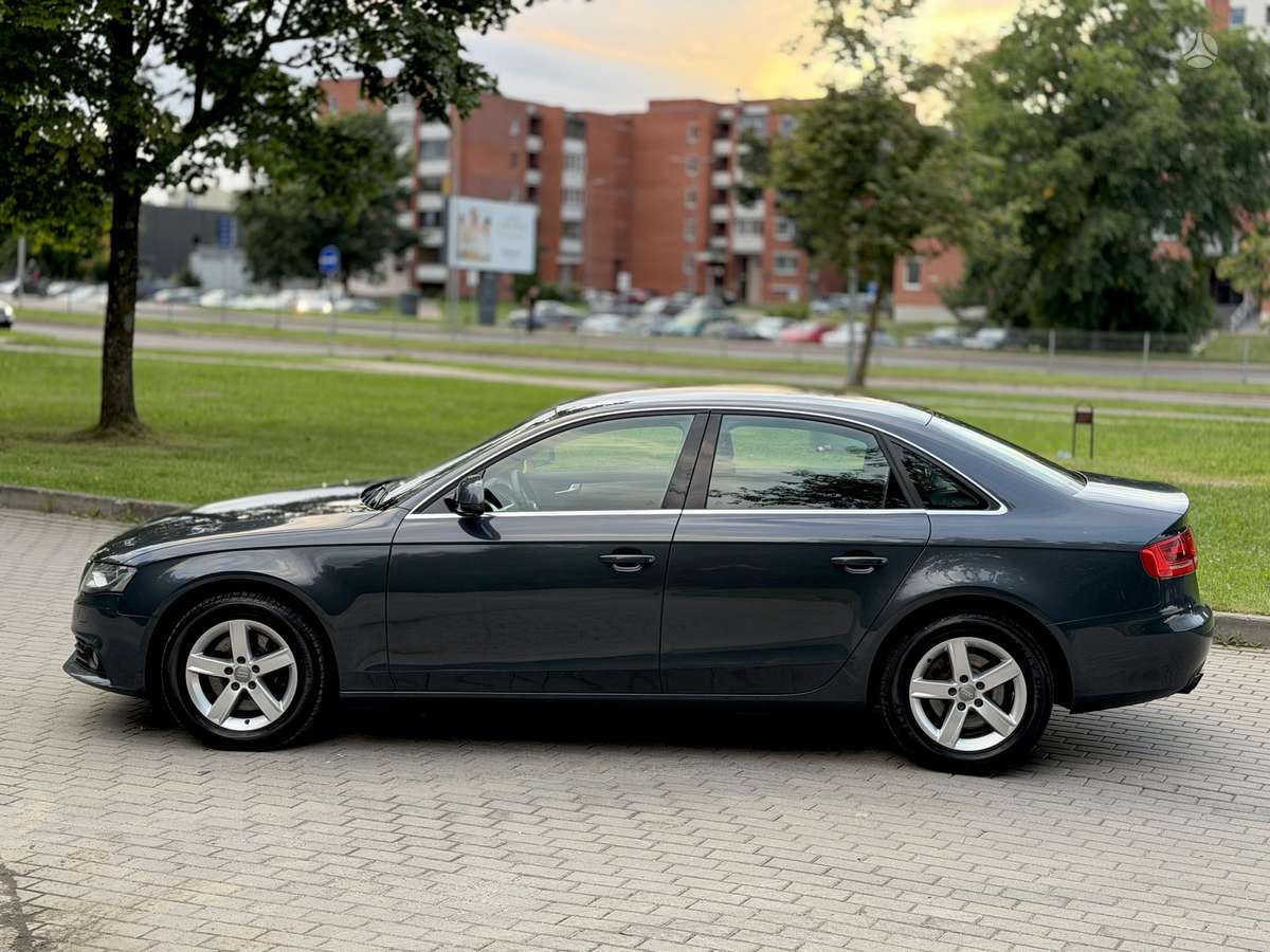 Audi A4, sedanas