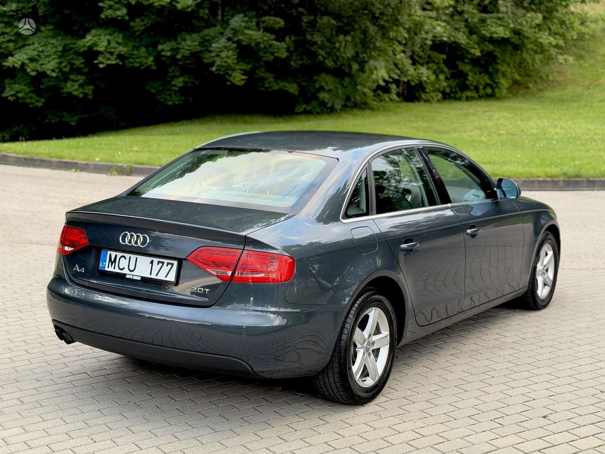 Audi A4, Седан