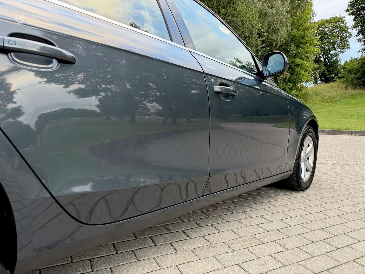 Audi A4, Седан