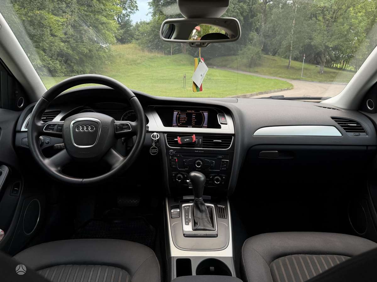 Audi A4, sedanas