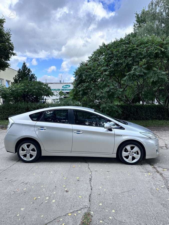 Toyota Prius - 4