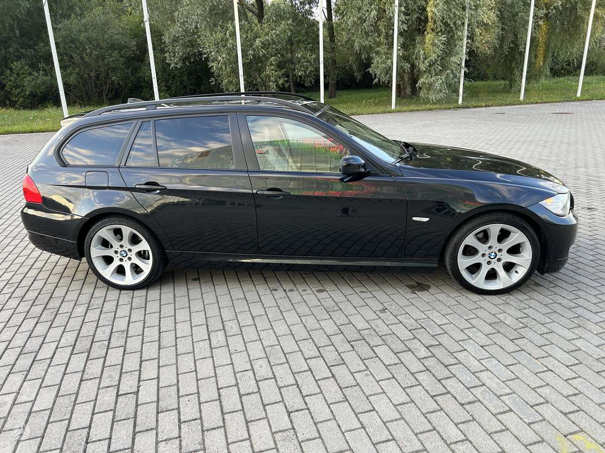 BMW 318, universalas