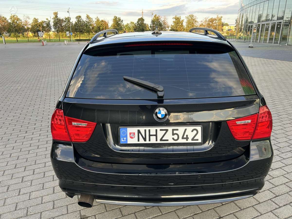 BMW 318, universalas
