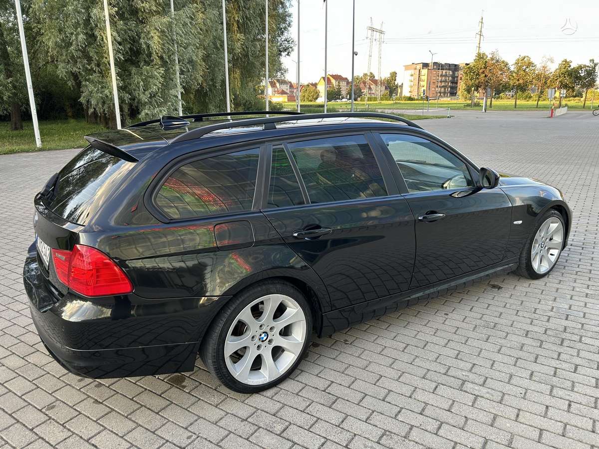 BMW 318, universalas
