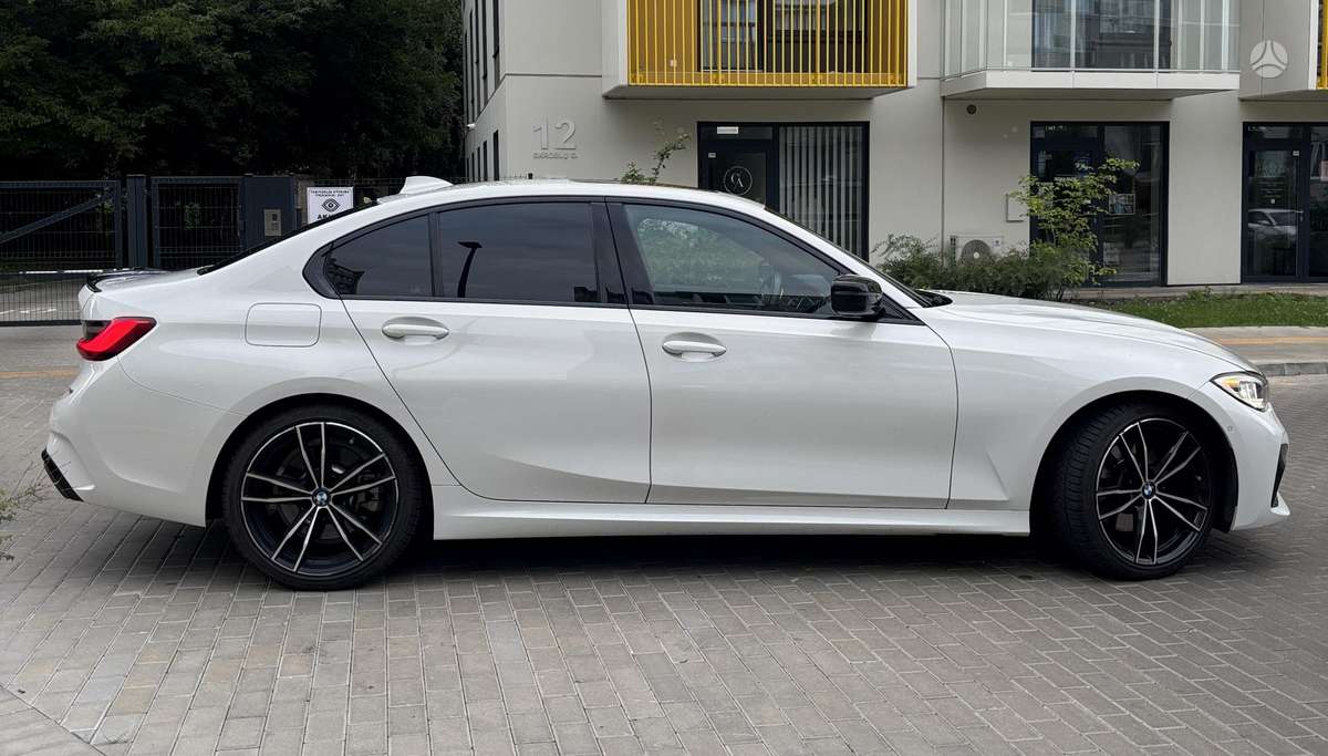 BMW 330, 2.0 l., Седан
