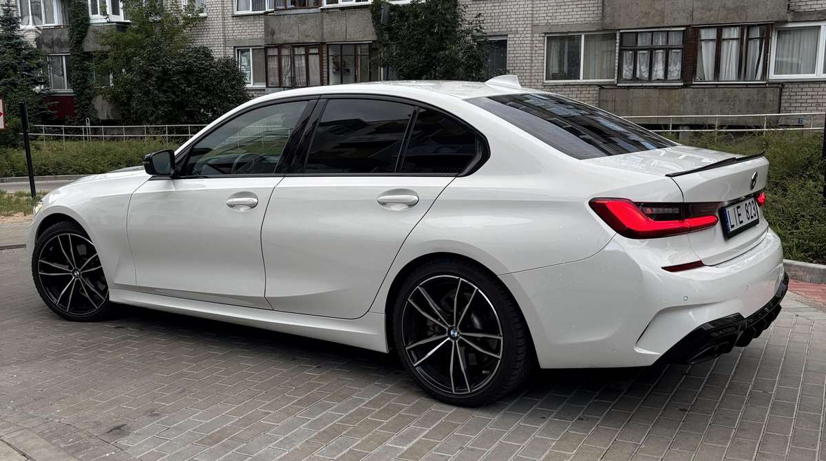 BMW 330, 2.0 l., Седан