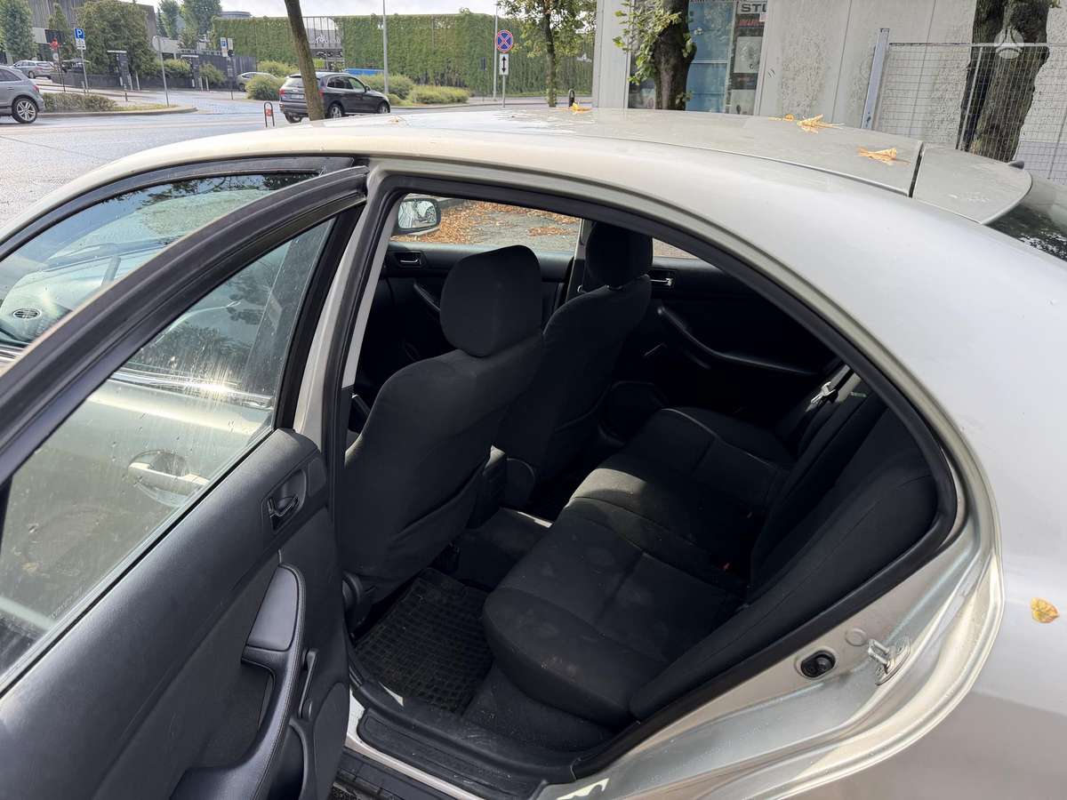 Toyota Avensis - 11