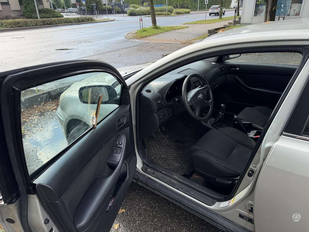 Toyota Avensis - 12