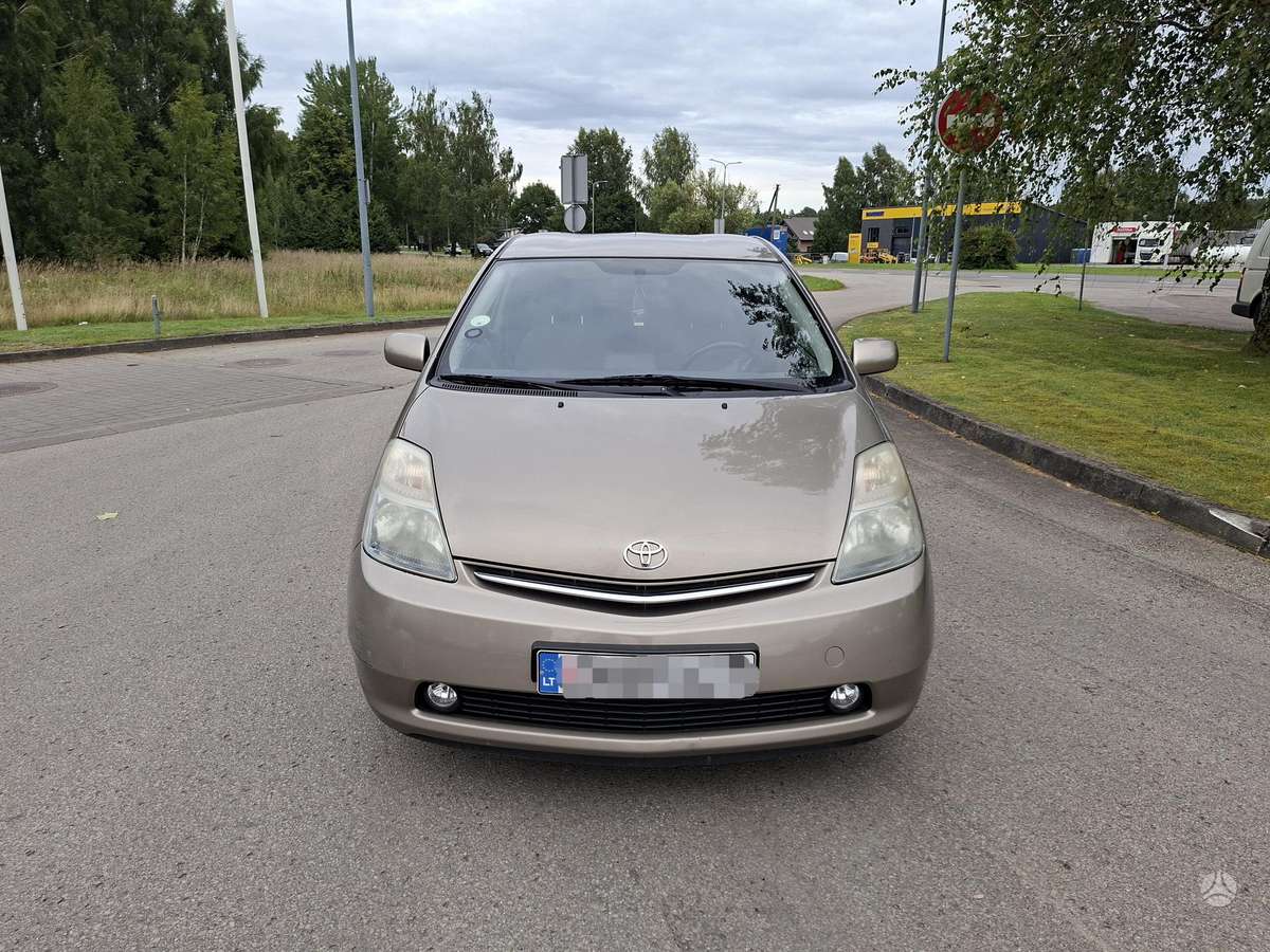 Toyota Prius - 4