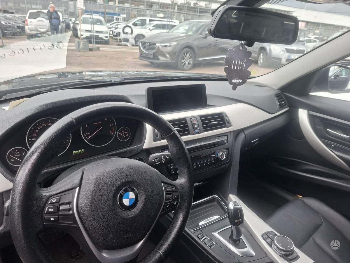 BMW 320, universalas