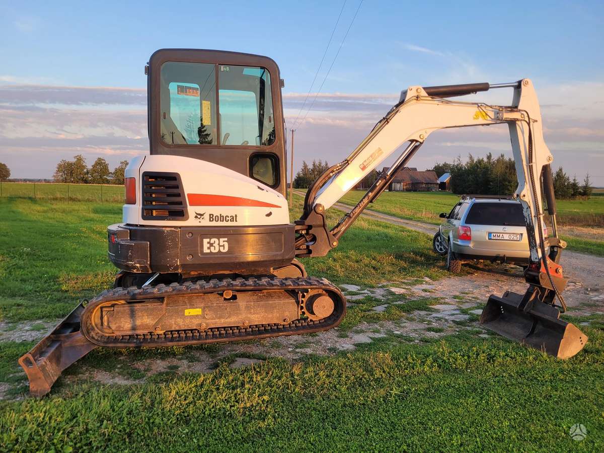 Bobcat E-35, mini excavator