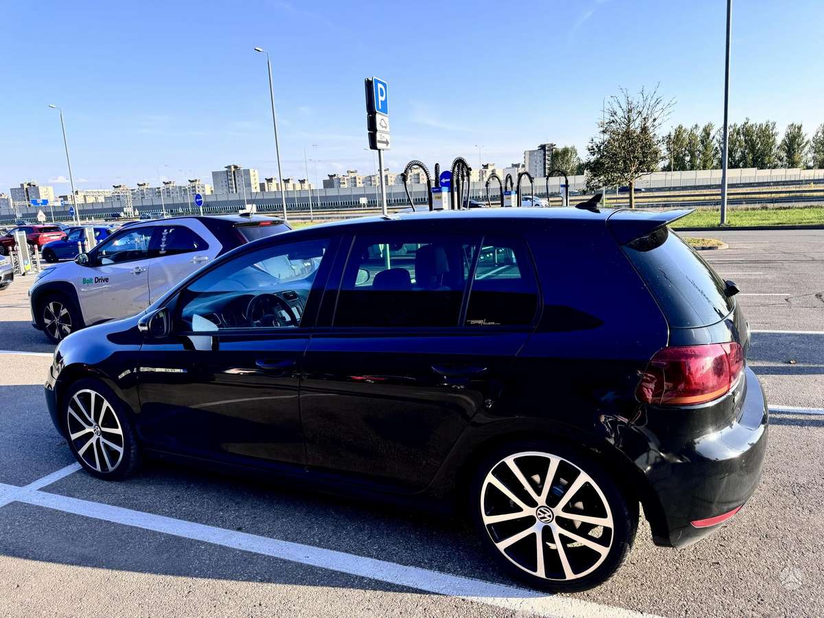 Volkswagen Golf - 1