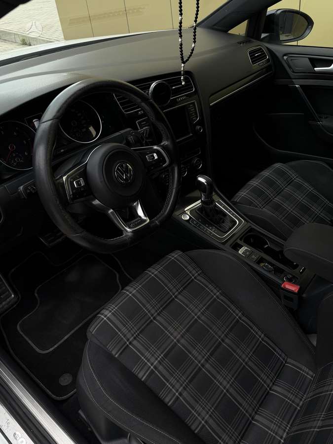 Volkswagen Golf - 8