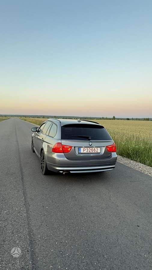 BMW 318, universalas