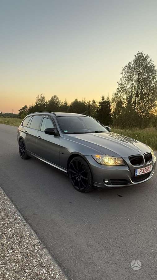 BMW 318, universalas