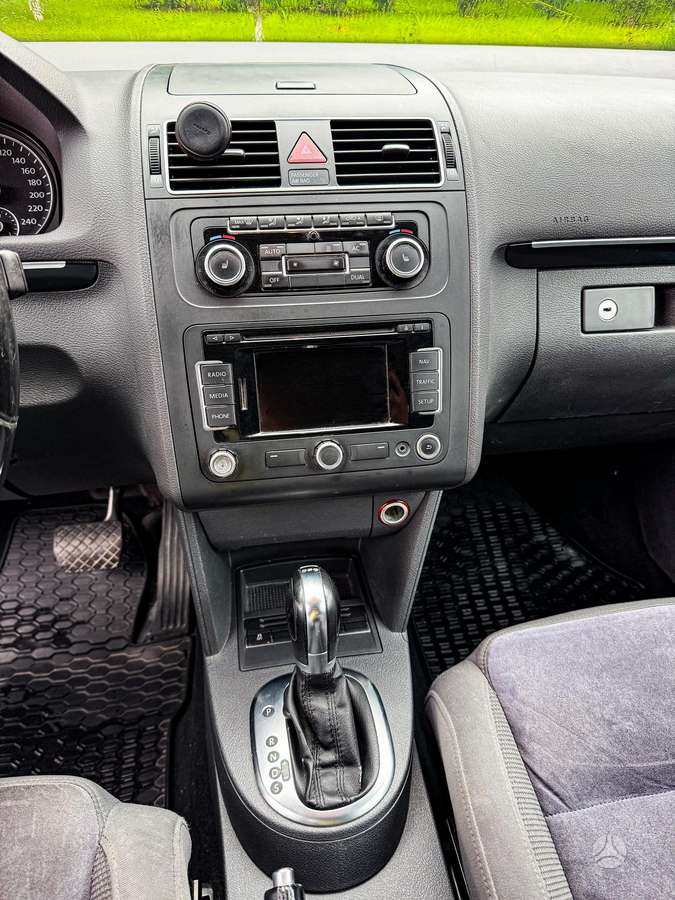 Volkswagen Touran - 12