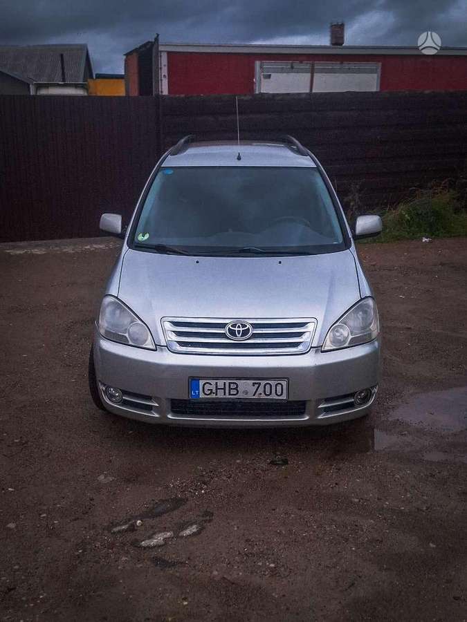 Toyota Avensis Verso - 1