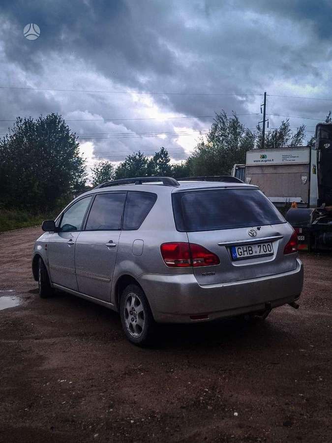 Toyota Avensis Verso - 4