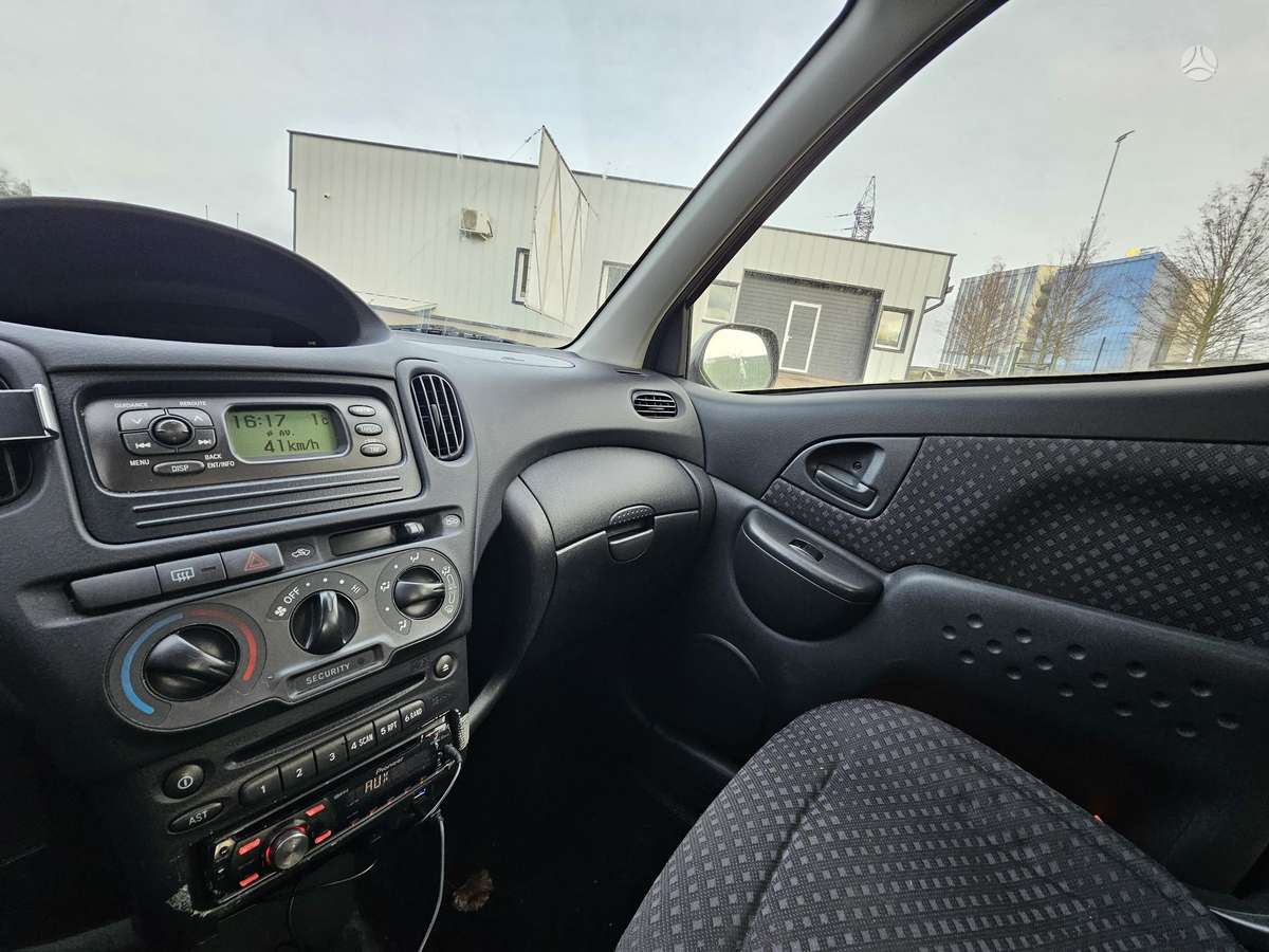 Toyota Yaris Verso - 2